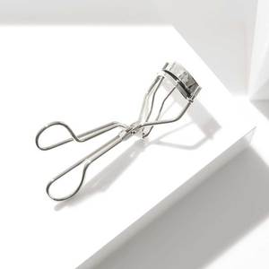 Recourbe-cils en acier inoxydable de précision avec design ergonomique pour une prise confortable, jetable et durable - Product Image 4