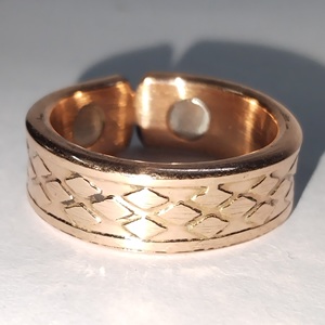 Ensemble d'anneaux magnétiques de bien-être texturés, de luxe, en cuivre poli, écologiques, au design personnalisable, pour mariage, par Antique Creation - Product Image 4