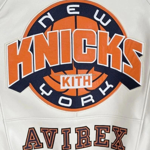 Avirex x KITH Knicks NY Vintage Empire City Leather Varsity Bomber |   Blouson bomber streetwear en cuir véritable crème avec patch de basketball - Product Image 5