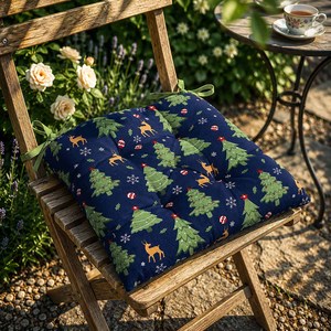Coussin de chaise matelassé imprimé Noël, bleu marine, motif rennes et sapins, en coton, pour la décoration de Noël à la maison. - Product Image 1