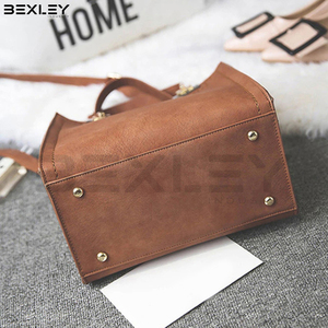 Sac à main en cuir tissé marron clair structuré avec deux poignées de transport, bandoulière amovible, breloque pompon, design personnalisé OEM ODM - Product Image 6