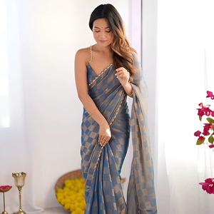 Sari en tissu chiffon à carreaux dorés, élégant et riche en lueur, avec de magnifiques broderies Zarkan et un chemisier en dentelle Zarkan, idéal pour les soirées. - Product Image 1