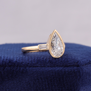 Bague trilogie 3 pierres en diamant de laboratoire taille poire 1,5 carat E/F VVS2/VS1, sertie clos, avec monture haute style cathédrale - Product Image 2