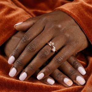 Anillo de compromiso y boda de plata de ley 925 con cinco piedras de moissanita, banda abierta dividida, joyería fina de lujo para mujer, regalo de aniversario - Product Image 5