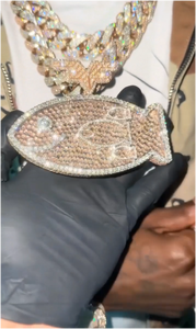 CONCEPTION Pendentif personnalisé unisexe en argent 925 plaqué or 10K, motif poisson 3D, entièrement serti de moissanite taille brillant ronde, style Hiphop - Product Image 2