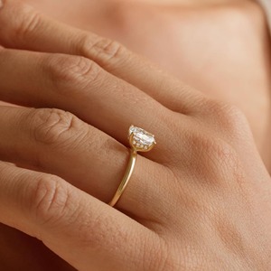 Bague en or jaune 14 carats avec diamant de laboratoire taille coussin allongée de 2,20 carats, sertie de pavés, halo caché, pour fiançailles, mariage ou anniversaire - Product Image 6