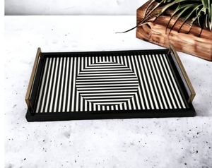 Plateau de service en résine noir et blanc, design échecs, avec poignées métalliques, pour parfums, bijoux, montres, assiettes. - Product Image 3