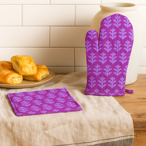 Ensemble de maniques de four et de protège-plats RIDHI écologiques, légers, chauds, marron pierre, matelassés à motifs floraux, imprimés à la main en Inde, 100% recyclables - Product Image 1