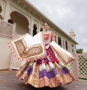 Lehenga Choli de créateur pour femmes avec dupatta imprimé pour Navratri |   Robe traditionnelle gujaratienne multicolore pour la fête de Garba - Product Image 5