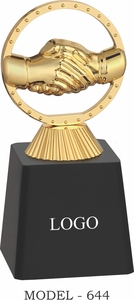 Hermoso trofeo de metal adecuado para escuelas, universidades, competencias y funciones de premiación de empleados. - Product Image 4