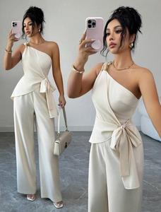 Ensemble coordonné élégant avec haut asymétrique à détail noué et pantalon large - Product Image 4
