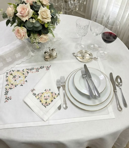 Ensemble de napperons et serviettes de table personnalisés en coton de luxe, brodés, motifs de dessins animés mignons, lavables en machine, fins, réutilisables, avec ourlet festonné, pour la maison, vente en gros - Product Image 1