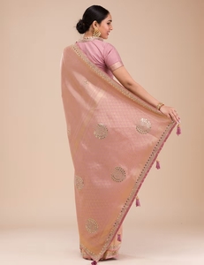 Sari en soie dorée traditionnel KV pour femme, orné de pierres, idéal pour les occasions festives d'automne - Product Image 2
