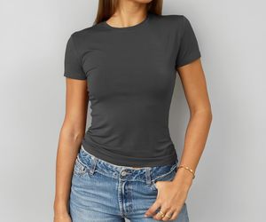 Camiseta de manga corta con cuello redondo para mujer, blusa informal de estilo moderno - Product Image 1