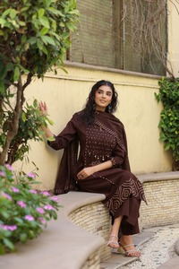 Ensemble Kurti droit en pur coton de qualité supérieure pour femme, avec pantalon et dupatta, orné de motifs imprimés et de broderies miroir - Product Image 5