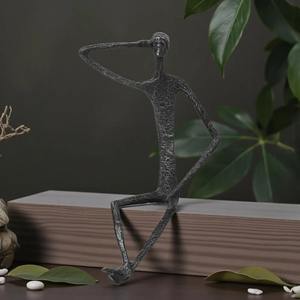 Sculpture de trois hommes en métal noir, idéale pour la décoration intérieure et les cadeaux d'occasion spéciale, provenant d'Inde. - Product Image 2