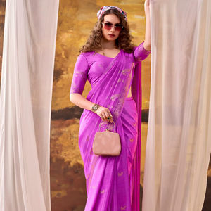 Elegante Saree Tradicional de Crepé con Rico Trabajo de Tejido y Blusa - Product Image 2