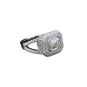 Anillo de diamante de Halo doble de corte esmeralda de lujo para mujer, diseño de vástago dividido para compromiso o regalo de boda especial para fiestas - Product Image 1