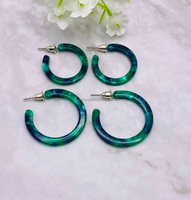 Vente en gros de boucles d'oreilles rondes en résine colorée, artisanales, modernes, vintage, pour femmes |   Artisanat et bijoux en résine de qualité supérieure