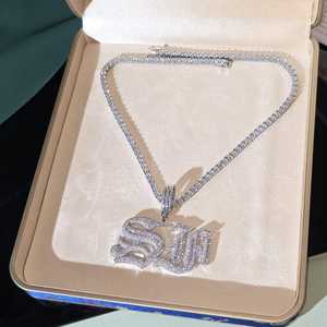 Colgante de Lujo de Plata 925 con Moissanita en Forma de Letra, Corte Baguette, Engaste de Canal, Regalo Unisex - Product Image 5