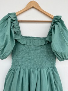 Robe longue d'été en coton vert sauge pour femme, avec corsage smocké, col carré à volants et manches bouffantes à volants superposés - Product Image 2