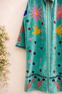 Manteau long en velours brodé à la main, unique et artistique, turquoise, style bohème, broderie florale et d'oiseaux, confectionné avec précision et soin - Product Image 2