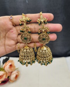 Pendientes Jhumka de diseñador con diseño de flor y hoja chapados en oro, con cadena para el cabello adjunta, para bodas y fiestas, fabricante de pendientes de moda. - Product Image 4