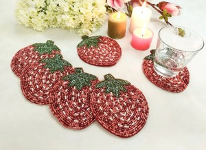 Ensemble de 6 dessous-de-verre en perles faites à la main, motif fraise, décoration de table par Whimsy Art Craft - Product Image 5