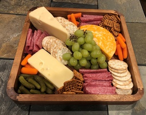 Bandeja de Servir Cuadrada de Madera de Acacia Pulida Hecha a Mano, de Grado Comercial, de 14 Pulgadas, con Esquinas Redondeadas y Lisas para Uso con Alimentos - Product Image 5