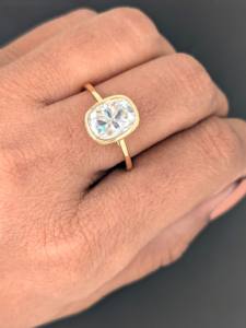 แหวนหมั้นเพชรโมอิสซาไนต์ทรงคุชชั่น 2 กะรัต ประดับด้วยเพชรแบบซ่อนรอบตัวเรือน แหวนแต่งงานแบบฝังเพชรขอบทองคำ 14K แท้ สำหรับผู้หญิง - Product Image 4