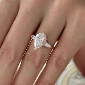 แหวนหมั้นเพชรโมอิสซาไนต์ทรงลูกแพร์หรูหรา ประดับเพชรทรงบาแกตต์ด้านข้าง ทองคำขาว 14K แหวนแต่งงานสามเม็ดสำหรับผู้หญิง - Product Image 3