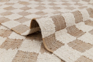 Alfombra geométrica de yute tejida a mano con motivos tribales inspirados en Kilim Alfombra ecológica para interiores sostenibles - Product Image 3