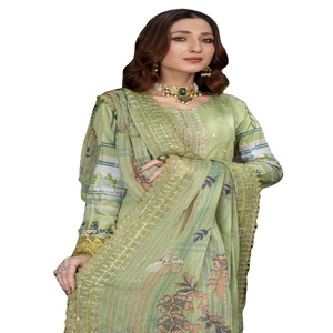 Robes de mariée indiennes brodées de luxe pour femmes Vente à prix réduit sur les costumes Anarkali par Dr. Haris en viscose - Product Image 1