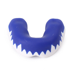 Protège-dents en silicone bleu et blanc avec design dents de requin, équipement de protection pour l'entraînement de boxe - Product Image 3
