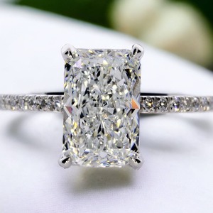 Anillo de compromiso de moissanita de lujo con diamante de corte radiante personalizado, anillo de eternidad con moissanita VVS de 2 quilates con corte baguette y circonitas heladas - Product Image 1