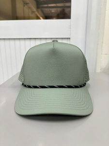 Gorra de Béisbol Transpirable con Perforaciones Láser y Diseño Personalizado, 5 Paneles, Perfil Medio con Cuerda, Fabricada en Vietnam - Product Image 1
