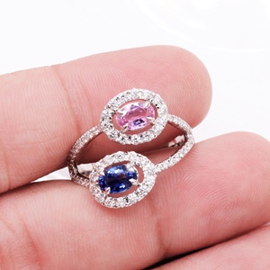 Bague Bypass en Or Blanc Massif 18 carats avec Saphir Rose et Bleu et Diamants en Halo, Vente en Gros, Memoria Jewels - Product Image 5