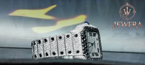 Reloj de Acero Inoxidable Plateado de Alta Demanda con Detalles de Diamantes Mossinate, Diseño Moderno y Atemporal - Product Image 3