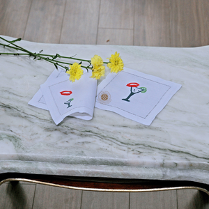 <b>Retro</b> Pop Art cocktail napkin embroidered with lips and cocktail glass, ideal for fashion-inspired parties. - Product Image 1