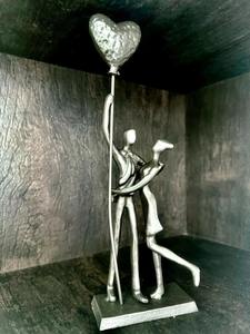 Statue de couple en fer forgé faite à la main avec ballon cœur pour décoration d'anniversaire sur le thème de l'amour et décoration de table de chevet de chambre à coucher, provenant d'Inde - Product Image 3