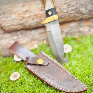Couteau de camping artisanal en acier Damas, pointe tombante, lame droite, manche en bois et corne, étui en cuir, ODM OEM, idéal pour le bricolage et les cadeaux d'anniversaire - Product Image 5