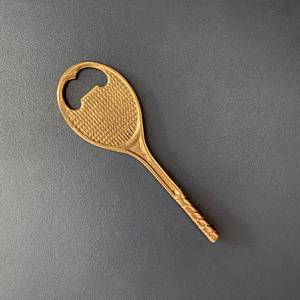 Abridor de Botellas Metálico con Forma de Raqueta de Tenis, Herramienta Creativa para Cocina y Bar, Abridor de Cerveza con Temática Deportiva, Venta al Por Mayor - Product Image 1