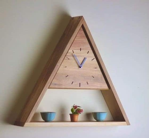Horloge murale en bois naturel triangulaire analogique, horloge géométrique moderne en bois pour salon, chambre, bureau, cuisine et décoration intérieure - Product Image 1