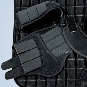 Ensemble complet de tapis de selle matelassé en similicuir noir de luxe pour dressage et saut d'obstacles, avec brosses et protège-encoches pour chevaux - Product Image 2