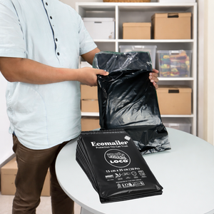 LOCO Ecomailer noir 30x40cm est idéal pour emballer les produits en toute sécurité, garantissant une livraison sans dommages à chaque fois. - Product Image 1