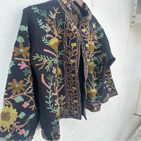 Veste d'hiver artisanale brodée Suzani avec un design bohème TNT, en coton chaud et respirant, avec des détails floraux artistiques