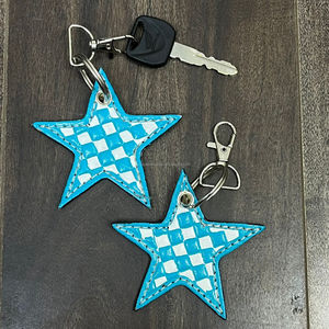 Porte-clés en cuir à motif étoile à carreaux tendance en gros, accessoire mignon avec breloque étoile, porte-clés et support tendance, cadeau pour femmes - Product Image 4