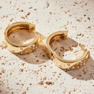 Pendientes Huggie de Oro de 14K_ Joyería Delicada con Diamantes Cultivados en Laboratorio - Product Image 2