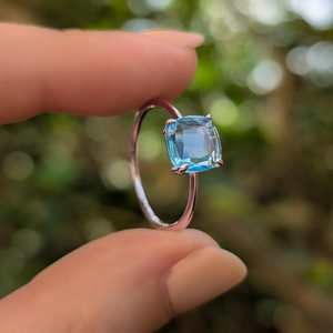 Anillo apilable solitario cuadrado de topacio azul, plata de ley 925, chapado en oro de 14 quilates, joyería duradera con piedras preciosas para mujer - Product Image 4