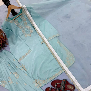 Nouvel ensemble de soirée de créateur en satin de verre pur avec broderie lourde, haut, pantalon et dupatta de haute qualité, entièrement cousu et prêt-à-porter - Product Image 1